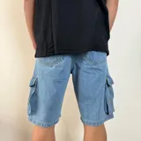 Bermuda cargo de jean color negro con múltiples bolsillos y corte a la rodilla.