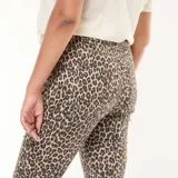 Pantalón skinny de tiro alto con estampado animal print.