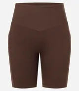 Bermuda deportiva de tiro alto con cintura ancha, confeccionada en tejido de poliamida y elastano. Diseño liso y ajustado, ideal para actividades físicas.