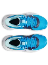 Championes de básquet Under Armour modelo GS Jet 23, con diseño de caña media en tonos azules y blancos. Presentan una parte superior de malla transpirable con refuerzos sintéticos, entresuela Micro G® para mayor amortiguación y suela de goma con patrón de tracción anatómico.