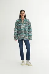 Sobrecamisa de franela gruesa con estampado geométrico en tonos verde, gris, rosa y celeste. Tiene cuello solapa clásico, bolsillos cuadrados en el pecho, botones personalizados y calce holgado.