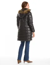 Campera de abrigo de largo medio marca Gallery, con diseño acolchado y costuras que definen la silueta. Cuenta con cierre frontal, bolsillos laterales con cierre, cuello elevado y capucha desmontable con borde de piel sintética.