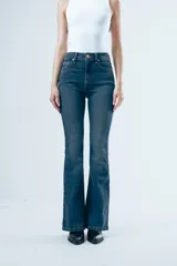 Jeans oxford de tiro alto, color azul oscuro, con diseño ajustado en las piernas y leve ensanchamiento en la parte inferior.