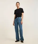 Blusa de ribana color marrón, con cuello redondo ajustado y mangas cortas.