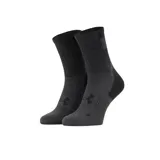 Medias deportivas Under Armour de caña media, diseñadas con tecnología de secado rápido y paneles de malla para ventilación. Incluyen amortiguación en zonas de impacto y soporte de arco integrado.