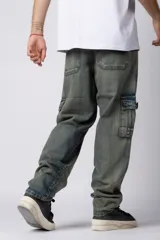 Pantalón cargo de jean con lavado ácido en tono gris, corte holgado, bolsillos laterales tipo cargo y bolsillos frontales tipo parche.
