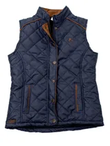 Chaleco beige capitoneado con cierre frontal y cuello alto.