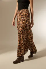 Falda midi de corte recto con estampado animal print en tonos marrones y negros. Confeccionada en lyocell, presenta una caída fluida y elegante.