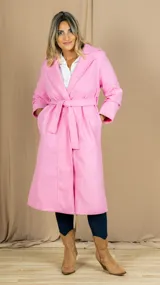 Tapado color rosa con cuello solapa, corte a la rodilla y lazo para ajustar en la cintura.