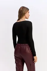 Body de manga larga con escote corazón pronunciado, confeccionado en tejido ajustado al cuerpo.