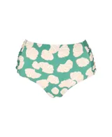 Calzón de bikini de tiro alto color verde con estampado de conchas en color crema y detalle de frunces en los laterales.
