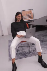 Pantalón blanco de bengalina engomada, corte capri semi oxford, tiro alto, bolsillos traseros, recorte a la altura de la rodilla y costuras a contratono.