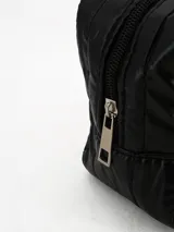 Necessaire rectangular de color negro, con diseño acolchado y cierre superior.
