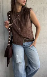 Musculosa marrón de broderie con cierre frontal de botones, cuello redondo y detalles de encaje en las sisas.