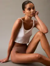 Colaless color marrón claro de microfibra suave y elástica, con logo de Calvin Klein en relieve en la cintura y bordes limpios sin costuras.