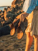 Sandalias Aura de cuero color marrón con tiras cruzadas y plantilla acolchada.