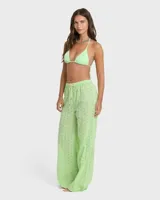 Pantalón tipo cover up de color verde menta, confeccionado en tela con diseño perforado o broderie. Posee cintura elástica con cordón de ajuste.