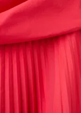 Vestido midi rojo de algodón con diseño palabra de honor, cuerpo drapeado y falda plisada evasé.