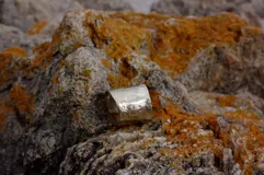 Anillo ancho de alpaca con textura irregular.