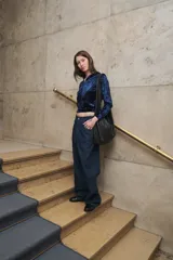 Pantalón de jean gris oscuro, corte amplio y tiro alto.