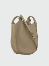 Cartera crossbody Longchamp de la línea Le Foulonné, confeccionada en cuero texturizado color verde militar, con diseño estructurado, asas superiores fijas y correa ajustable con herrajes dorados.