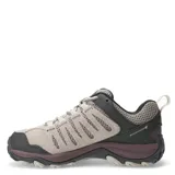 Championes de trekking Merrell modelo Crosslander 3, con diseño técnico en tonos beige, gris y detalles en violeta. Presentan una combinación de gamuza y malla transpirable, con refuerzos sintéticos en la puntera y laterales para mayor protección. Cuentan con suela de goma con relieve para tracción y cierre mediante cordones.