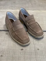 Mocasines de gamuza color marrón visón, con detalle de costuras en contraste y antifaz.