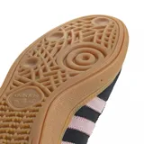 Zapatillas Adidas Handball Spezial de gamuza color negro con detalles en rosa, incluyendo las tres tiras laterales, el talón y los cordones. La suela es de goma color caramelo.