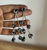 Caravanas colgantes de bronce con diseño de tres hilos ondulados, adornados con pequeñas piedras turquesas con incrustaciones plateadas. Incluye un brazalete a juego con el mismo diseño de piedras.