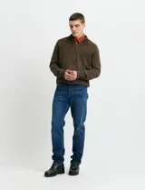 Cardigan de algodón con cuello alto y cierre frontal completo. Presenta mangas largas tipo ranglan y bolsillos laterales de ribete.