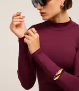 Body negro de media malla con cuello alto y mangas largas.