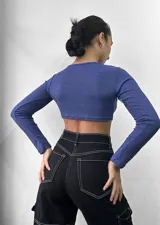 Top manga larga de morley o lanilla, con escote en V y frunce regulable en el centro.