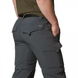 Pantalón cargo de trekking color gris, de corte recto y perneras desmontables con cierre para convertirse en short. Cuenta con múltiples bolsillos y cintura con elástico parcial.