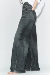 Jeans de tiro alto y estilo extra wide leg, con diseño de cinco bolsillos y lavado desgastado. Cuenta con cierre frontal con cremallera y botón metálico.