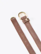 Cinturón de cuero vacuno con efecto gastado, hebilla metálica y aplique decorativo en forma de corazón.