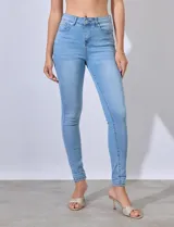 Jean skinny de tiro alto, color celeste, marca William Rast.