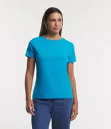 Remera básica de manga corta y cuello redondo, confeccionada en algodón de color celeste.