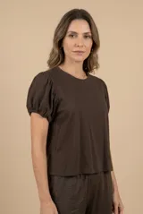 Remera de algodón marrón oscuro con cuello redondo y mangas cortas abullonadas tipo globo con puños elásticos.