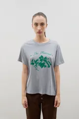 Remera de algodón de corte clásico con cuello redondo y mangas cortas. Presenta un estampado frontal en color verde con diseño de montañas y la inscripción Ski Festival.