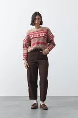 Pantalón de tiro alto con corte barrel, de calce relajado con volumen en las piernas y ajuste hacia el ruedo. Confeccionado en tejido de algodón con spandex, presenta un tono marrón oscuro y cierre frontal con botón y cremallera.