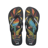 Sandalias tipo ojota Havaianas con base negra y estampado tropical colorido en la plantilla. Poseen tiras negras con textura y logo de la marca en relieve.