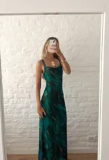 Vestido largo de microtul forrado color verde con estampado abstracto.