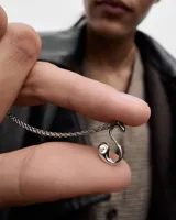 Collar de plata de ley con cadena de eslabones y colgante en forma de letra S, decorado con una circonita engastada.