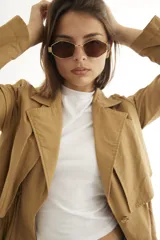 Lentes de sol con armazón y patillas metálicas doradas, diseño de forma geométrica hexagonal y cristales oscuros con protección UV400.