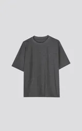 Remera de corte relaxed con hombros caídos y silueta amplia, confeccionada en algodón premium de color gris oscuro melange.