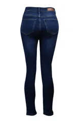 Pantalón jean negro de corte skinny con tiro alto.