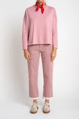 Remera color verde oliva de algodón peinado, corte oversize y mangas largas.