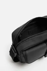 Bandolera color verde militar con acabado engomado, correa de hombro ajustable y extraíble, compartimento principal con cierre de cremallera, bolsillo interior con cremallera y bolsillo frontal con cierre de hebilla de liberación rápida.