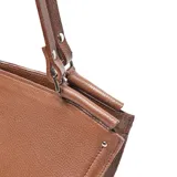 Cartera de hombro de cuero con diseño estructurado y base ancha. Presenta logo de la marca grabado en el frente y correas fijas.