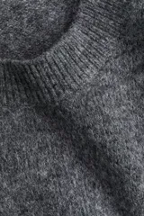 Chaleco de punto fino con lana, de corte holgado, cuello redondo y terminaciones acanaladas en cuello, sisas y bajo.